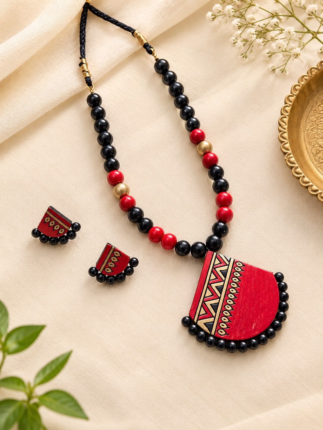 Red and black terracotta fan pendant necklace set with studs
