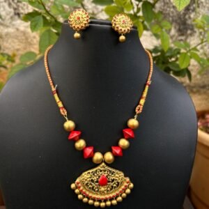 Red and gold terracotta filigree necklace set with studs